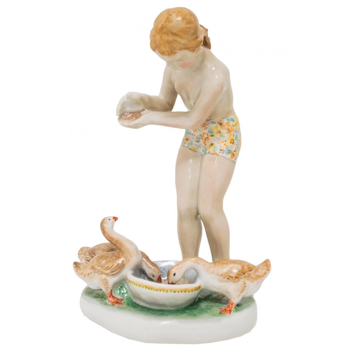 Скульптура "Девочка с гусятами" автор Гатилова Е.И.