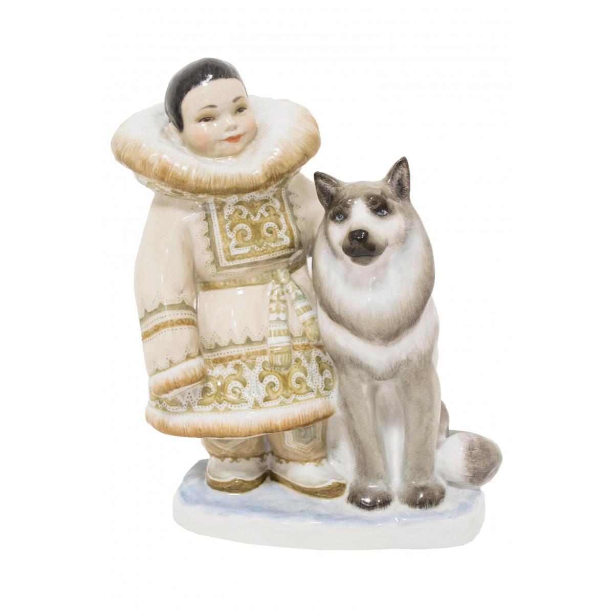 Скульптура "Нанаец с собакой" автор Малышева Н.А.