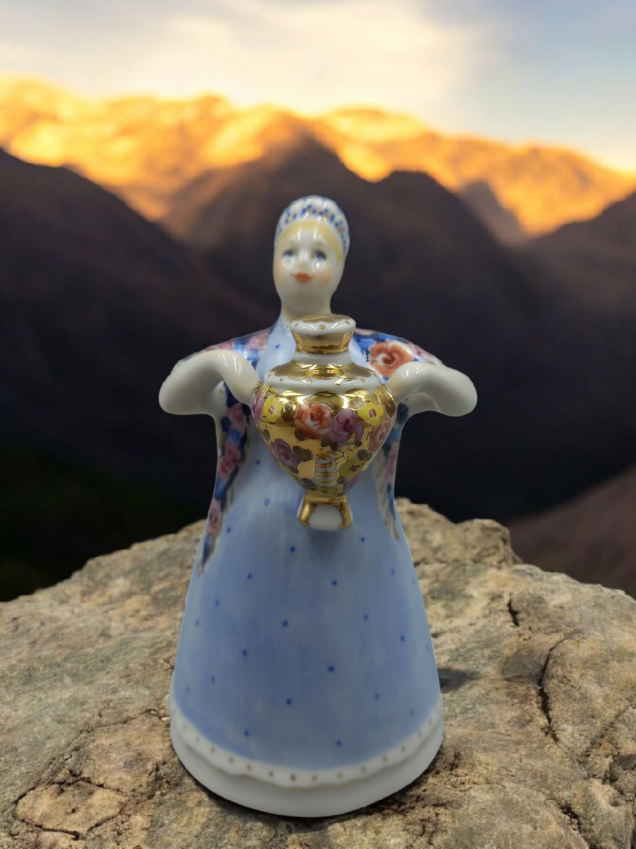 Скульптура"Девушка с самоваром" авт.рос.Шапкина И.А.