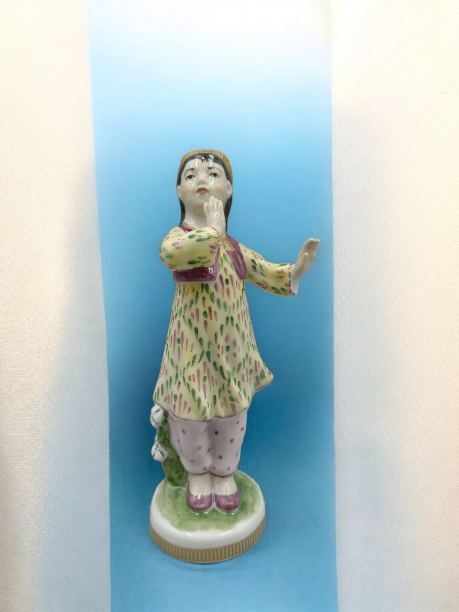 Скульптура"Танцующая узбечка " авт.Малышева Н.А. рос.Полякова С.Ю.																														