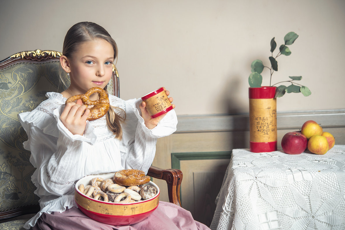 Онфим,7*7,190 мл,красный,фарфоровая кружка малая с берестой,без ручки