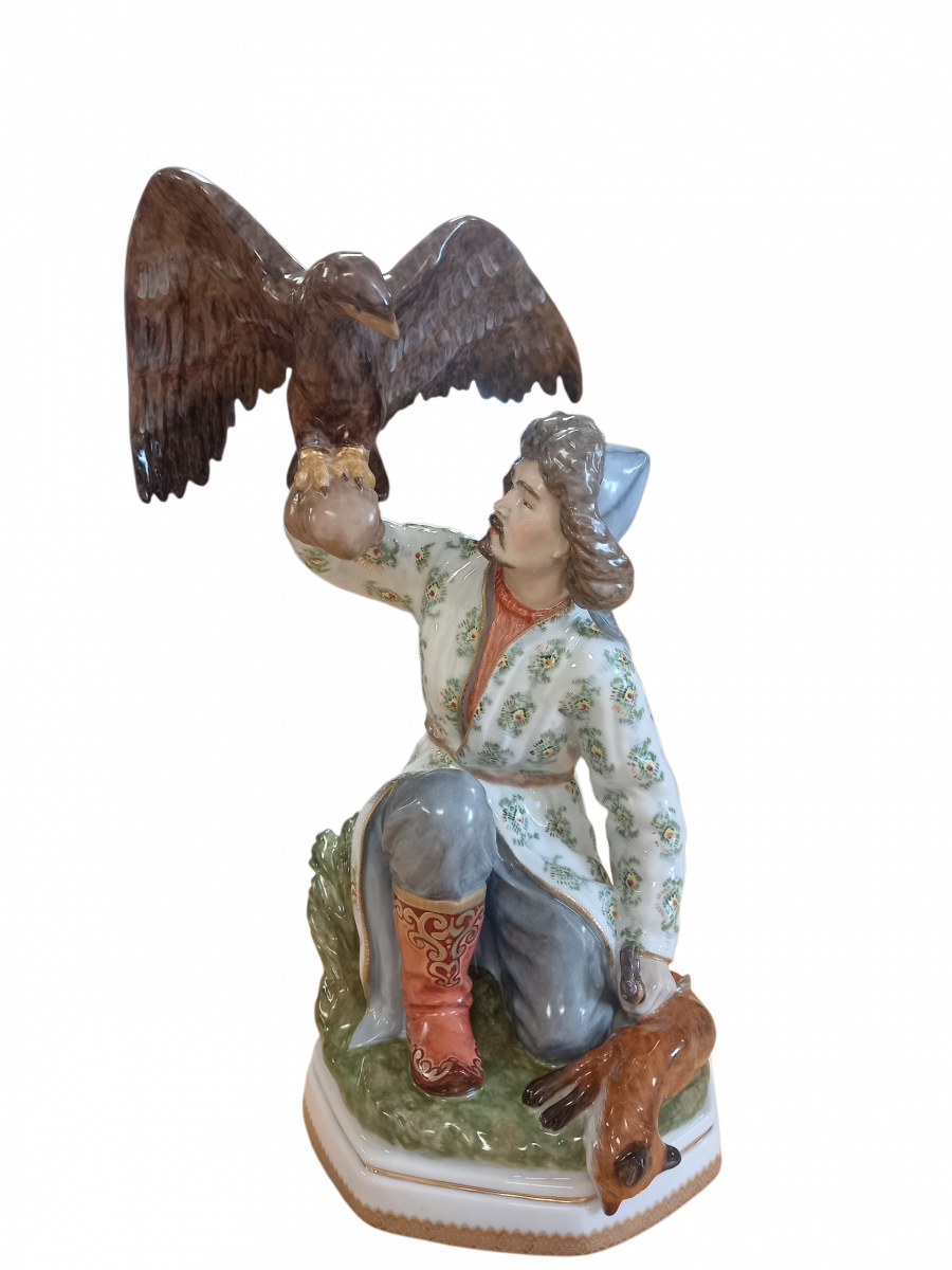 Скульптура "Охотник с беркутом" автор Богданова О.М.рос.Коришевой Е.С