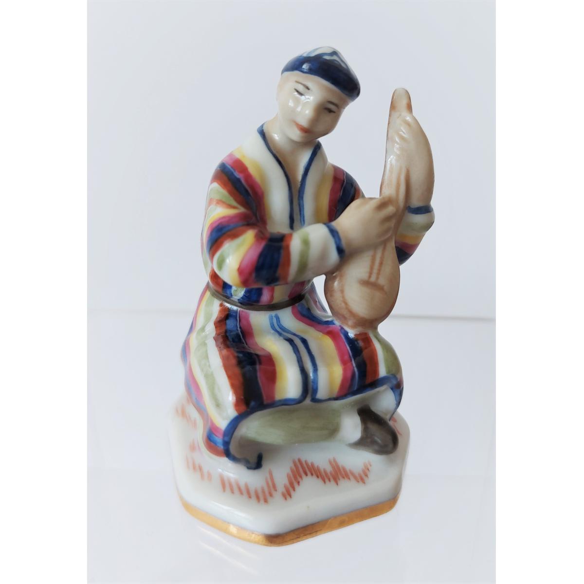 Скульптура "Узбек с домброй" автор Чечулина Г.Д.