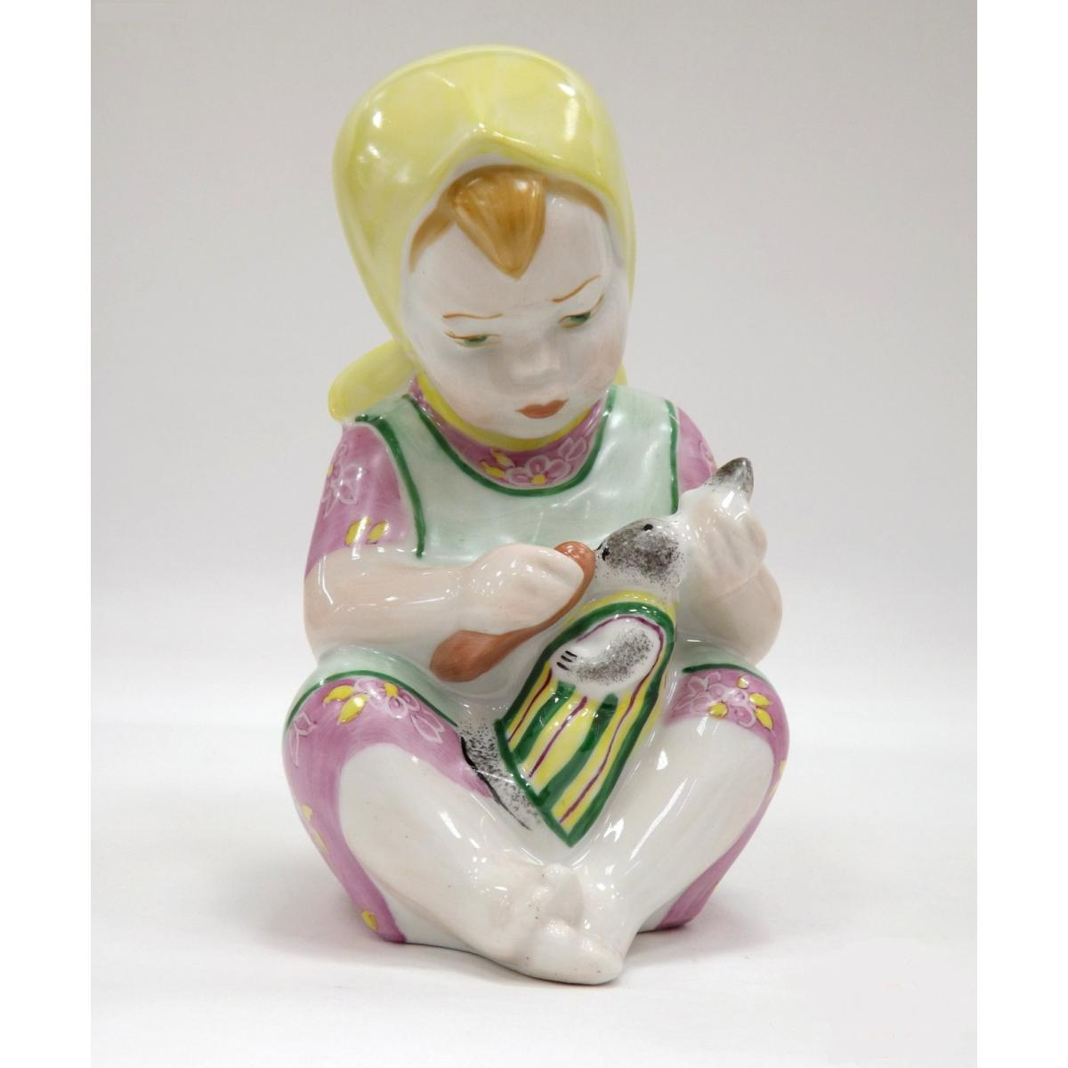 Скульптура Девочка с зайцем  авт.Малышева Н.А.(1 категория)