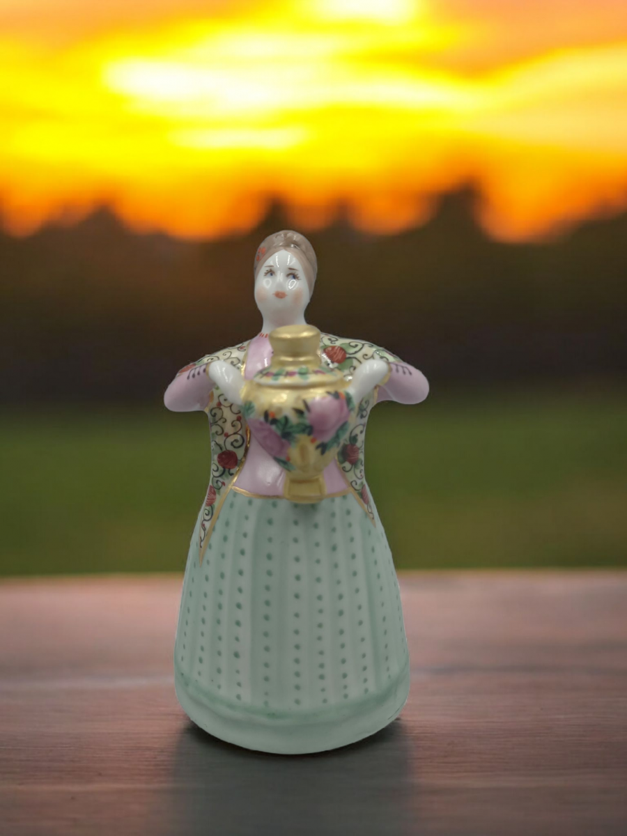 Скульптура"Девушка с самоваром" авт.рос.Иванова М.В.