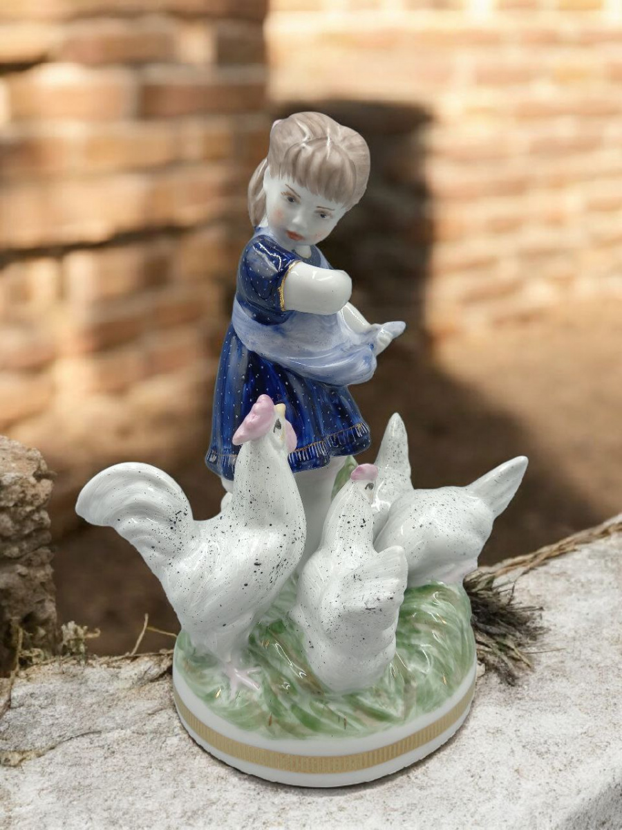 Скульптура"Девочка с курами" авт.Малышева Н.А.рос.Иванова М.В.