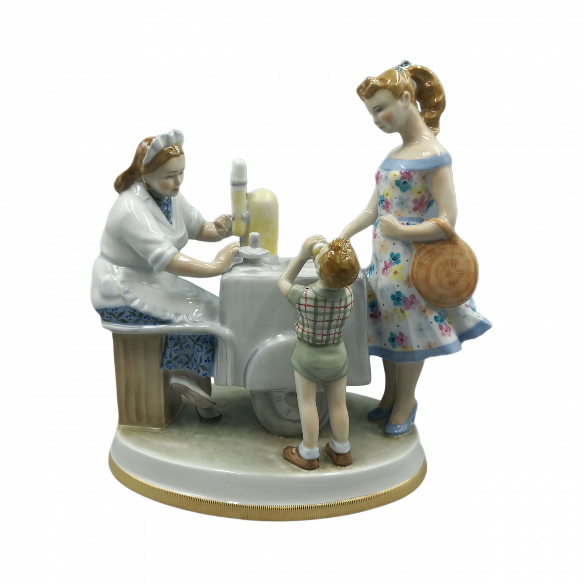 Скульптура "Газировщица" автор Малышева Н.А.