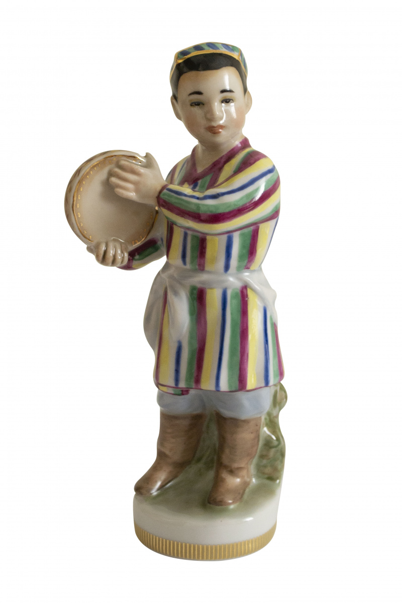 Скульптура "Мальчик с бубном" автор Малышева Н.А.