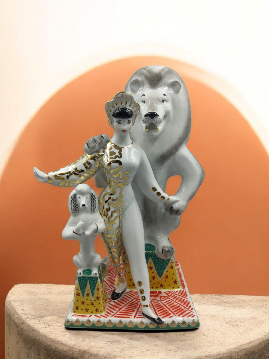 Скульптура "Дрессировщица со львом" автор Бржезицкая А.Д.