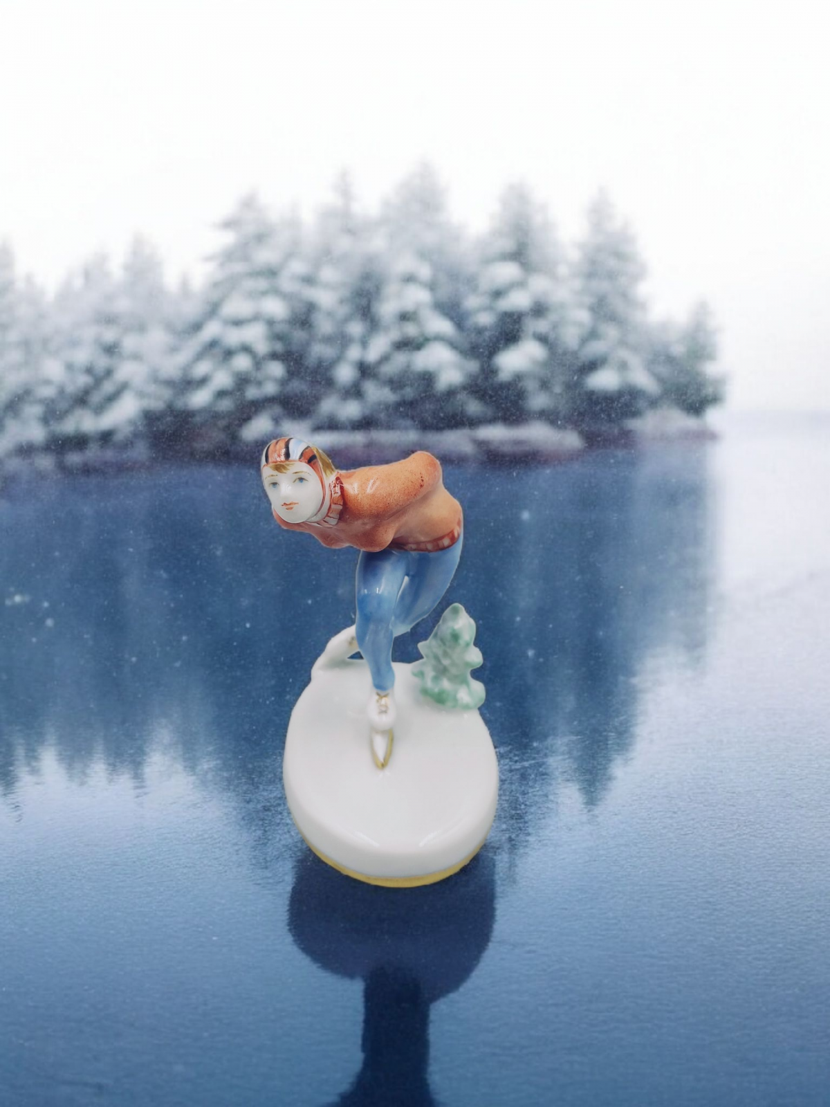 Скульптура"Конькобежка" авт.Таежная О.П.рос.Ковтун С.А.																														