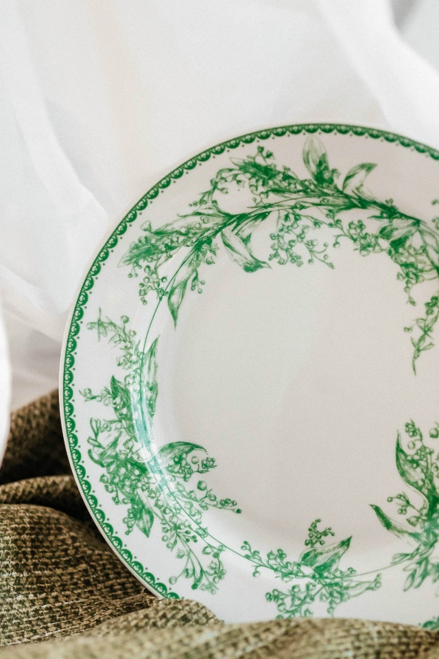 Тарелка мелкая диам. 240 мм Гладкий край Райские ландыши Изумруд