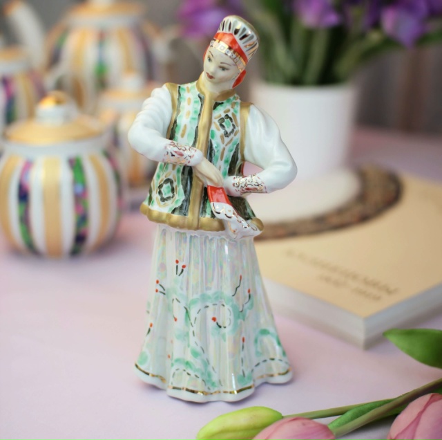 Скульптура Лебедушка (в зеленой душегрейке)скул.Бржезицкая А.Д.(1 категория)