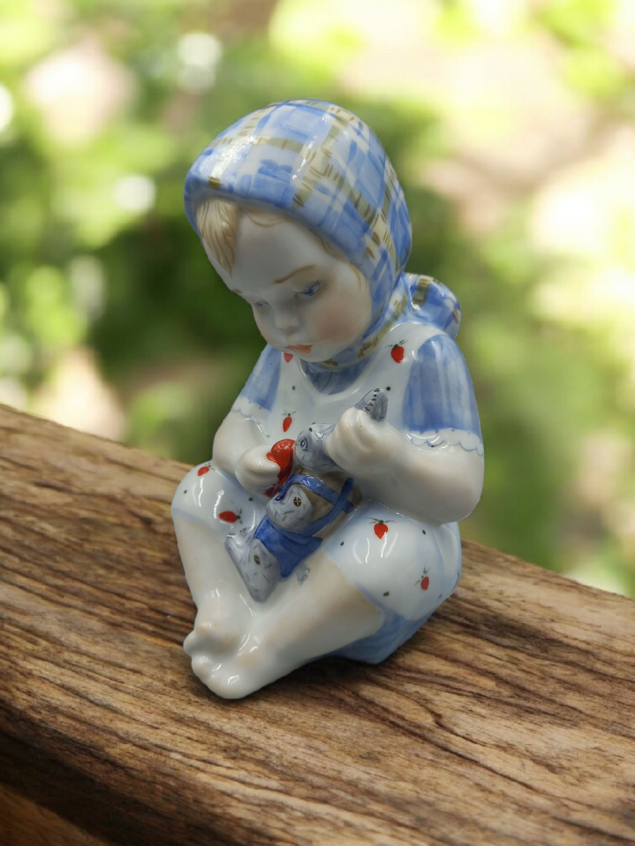 Скульптура"Девочка с зайцем" авт.рос.Шапкина И.А.