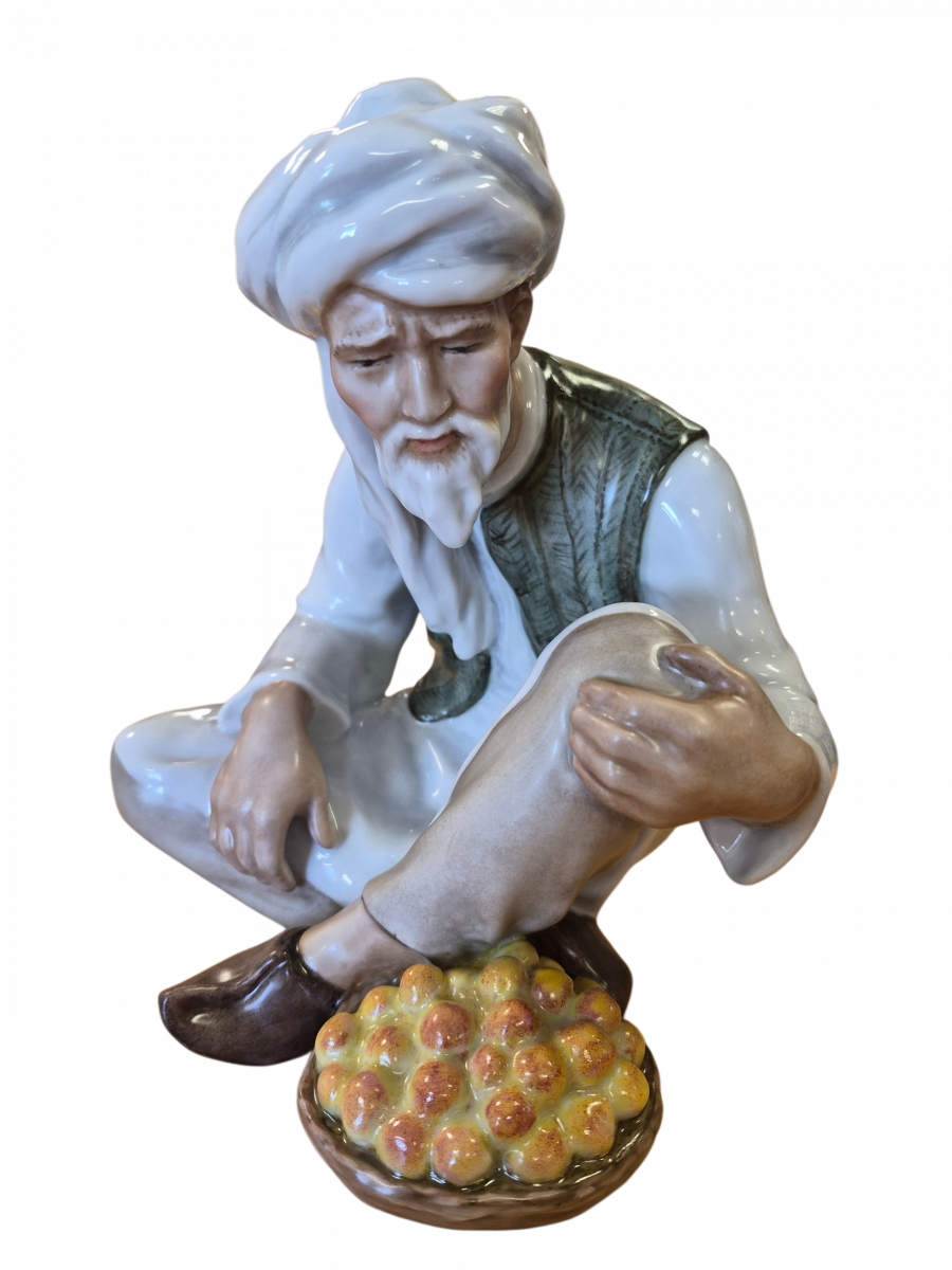 Скульптура "Торговец фруктами" автор Богданова О.М.рос.Яснецова М.В