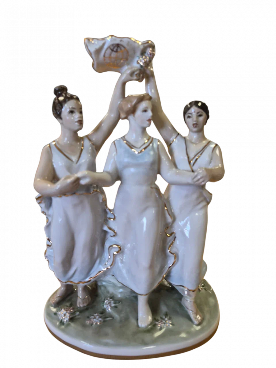 Скульптура"За мир" авт.Чечулина Г.Д.рос Ковтун С.Ю