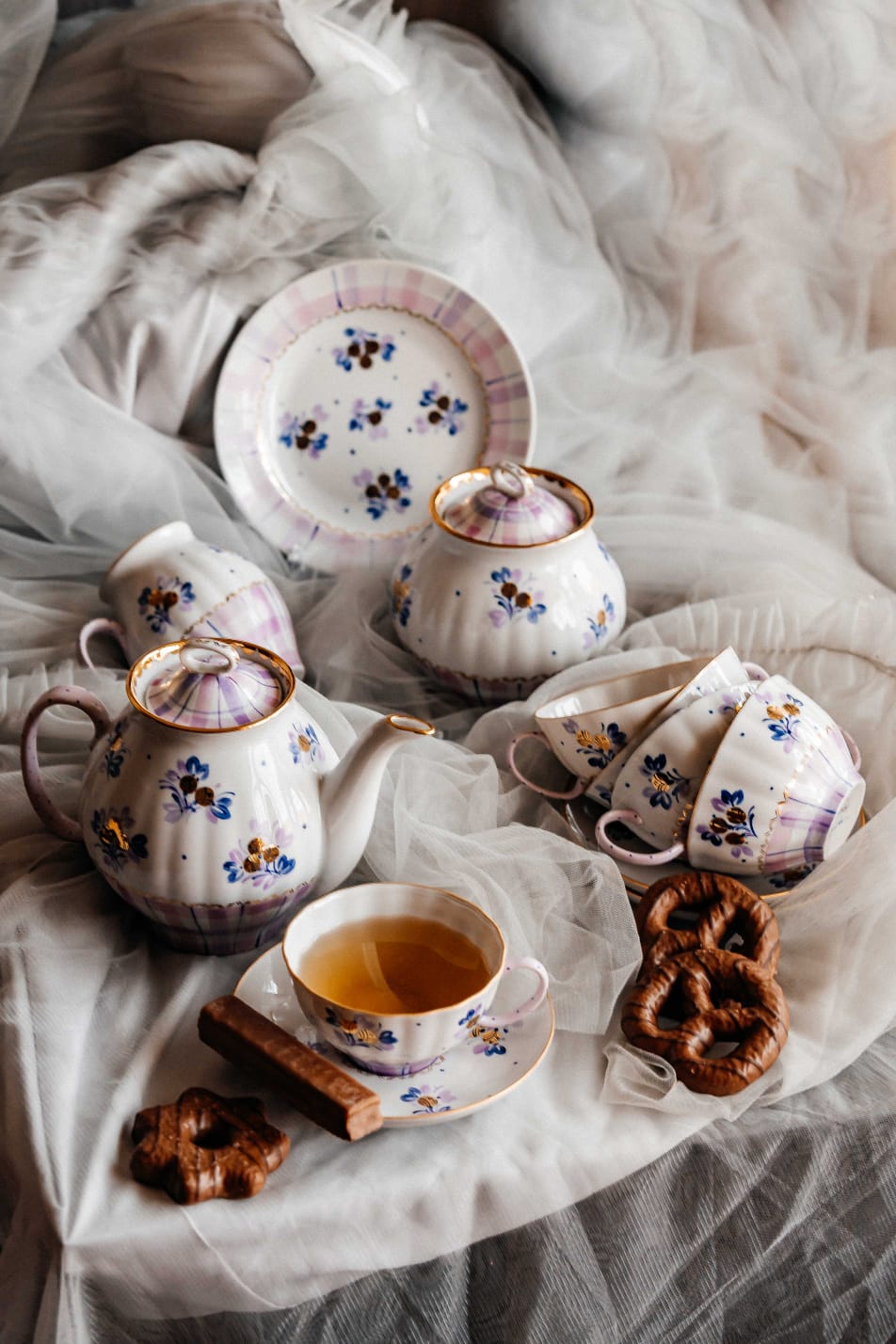 Сервиз чайный 21 предм. Белый лебедь Черника с молоком авт.рос.Шапкина И.А.																														