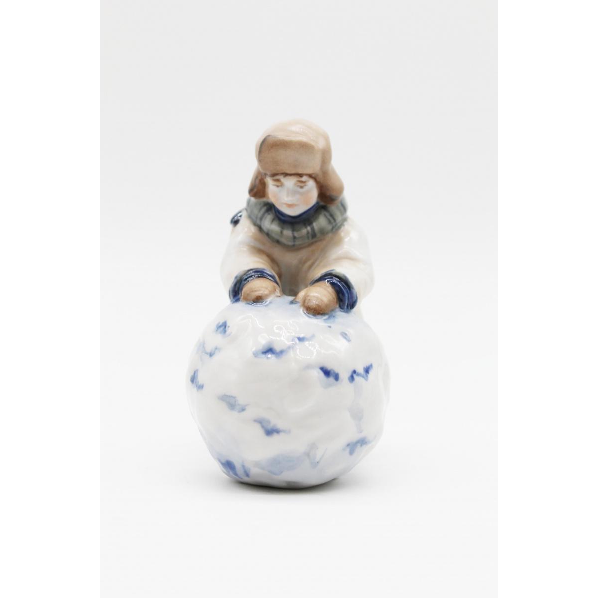 Скульптура"Мальчик со снегом " автор Бычков И.К.
