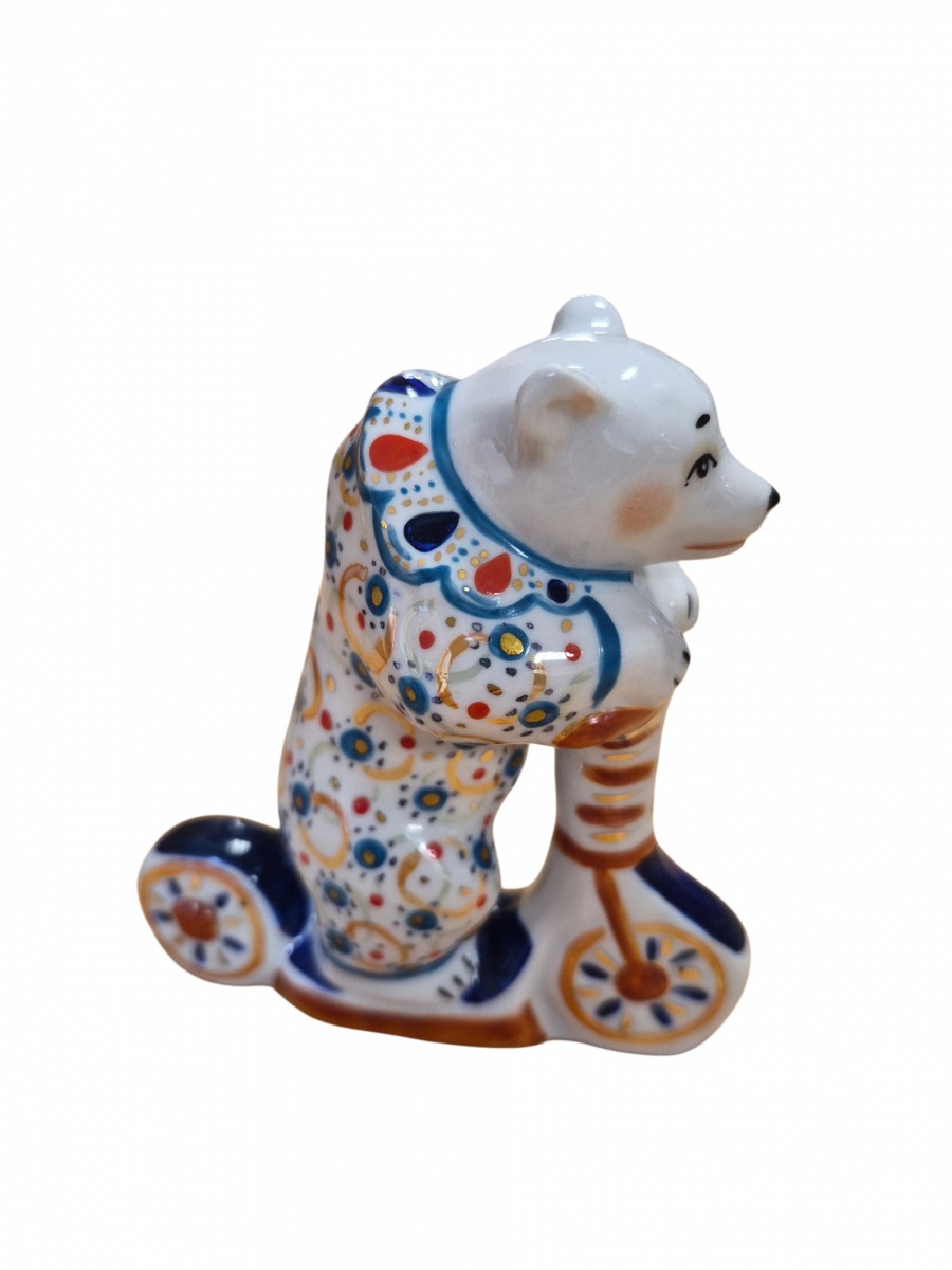 Скульптура"Медведь на самокате" авт.Чечулина Г.Д.рос.Коришева Е.С